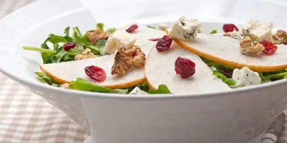 Rokforlu Ballı Armutlu Salata: Gurme Dokunuşlarla Sofranıza Şıklık Katın