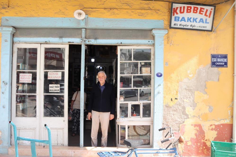 Bakkaldaki her şey orijinal: Bu bakkala girenler zamanda yolculuk yapıyor - Lider Haber