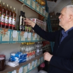 100-yillik-bakkal-h-l-acik-icine-girenler-zaman-yolculugu-yapiyor-1-NUCMKkEw.jpg